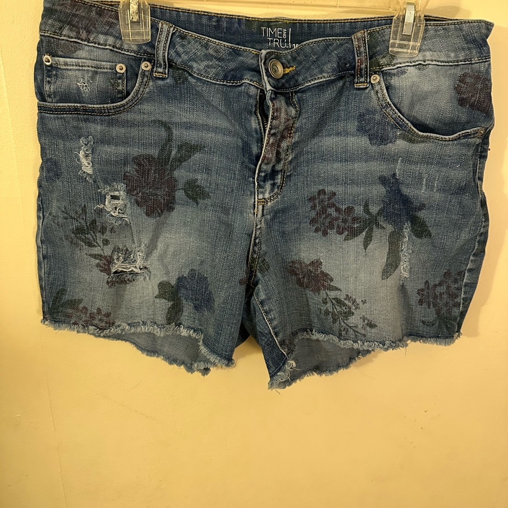 Time and Tru Women's Distressed Floral Jean Shorts - Blue